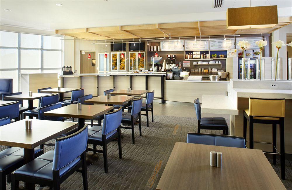Courtyard By Marriott Hamilton Hotel Exterior photo