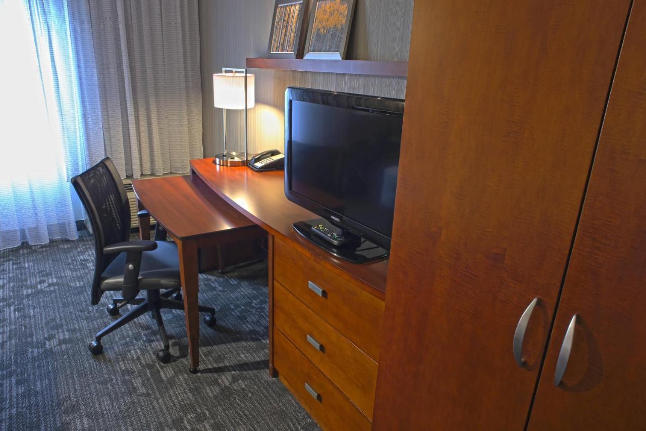 Courtyard By Marriott Hamilton Hotel Exterior photo
