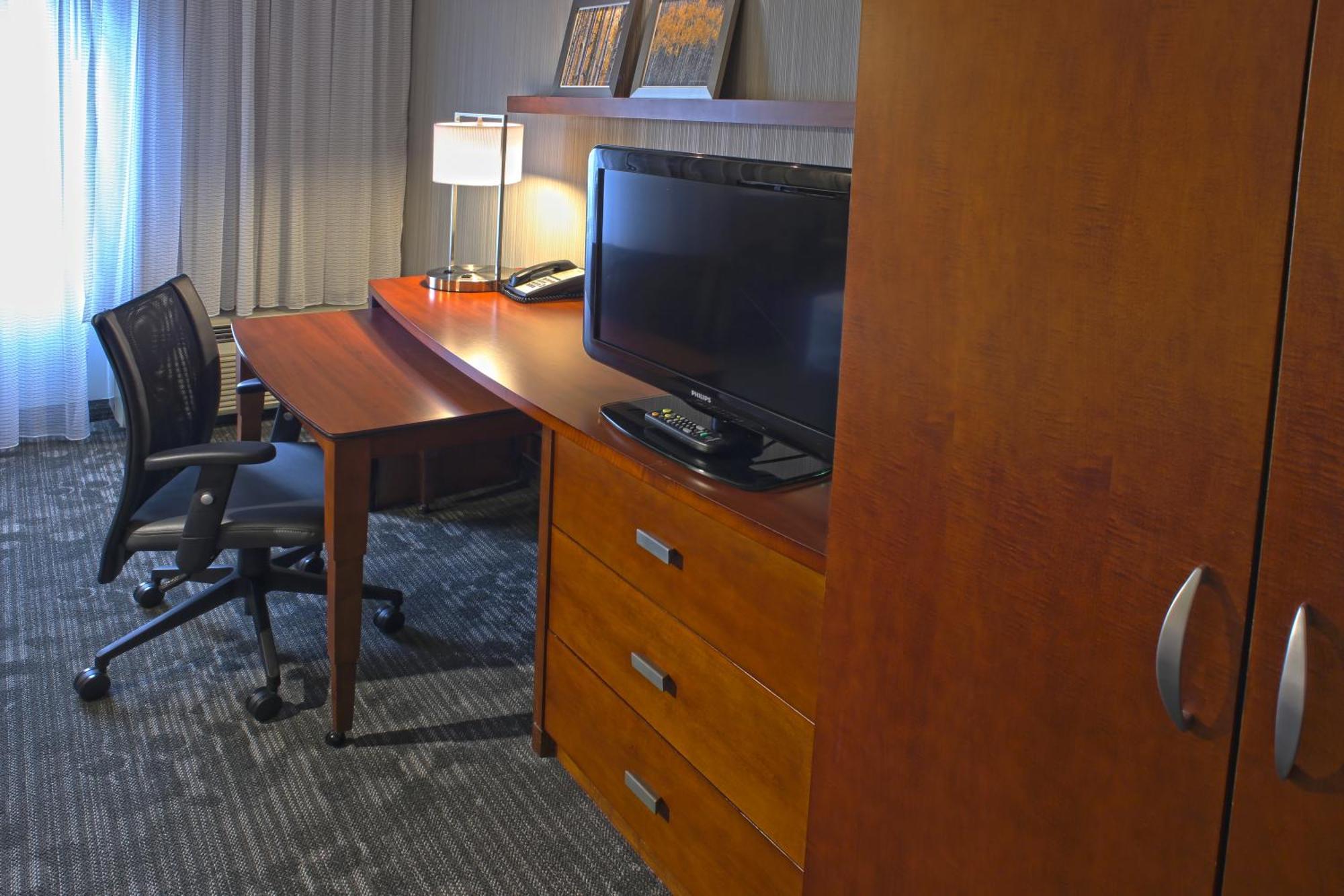 Courtyard By Marriott Hamilton Hotel Exterior photo