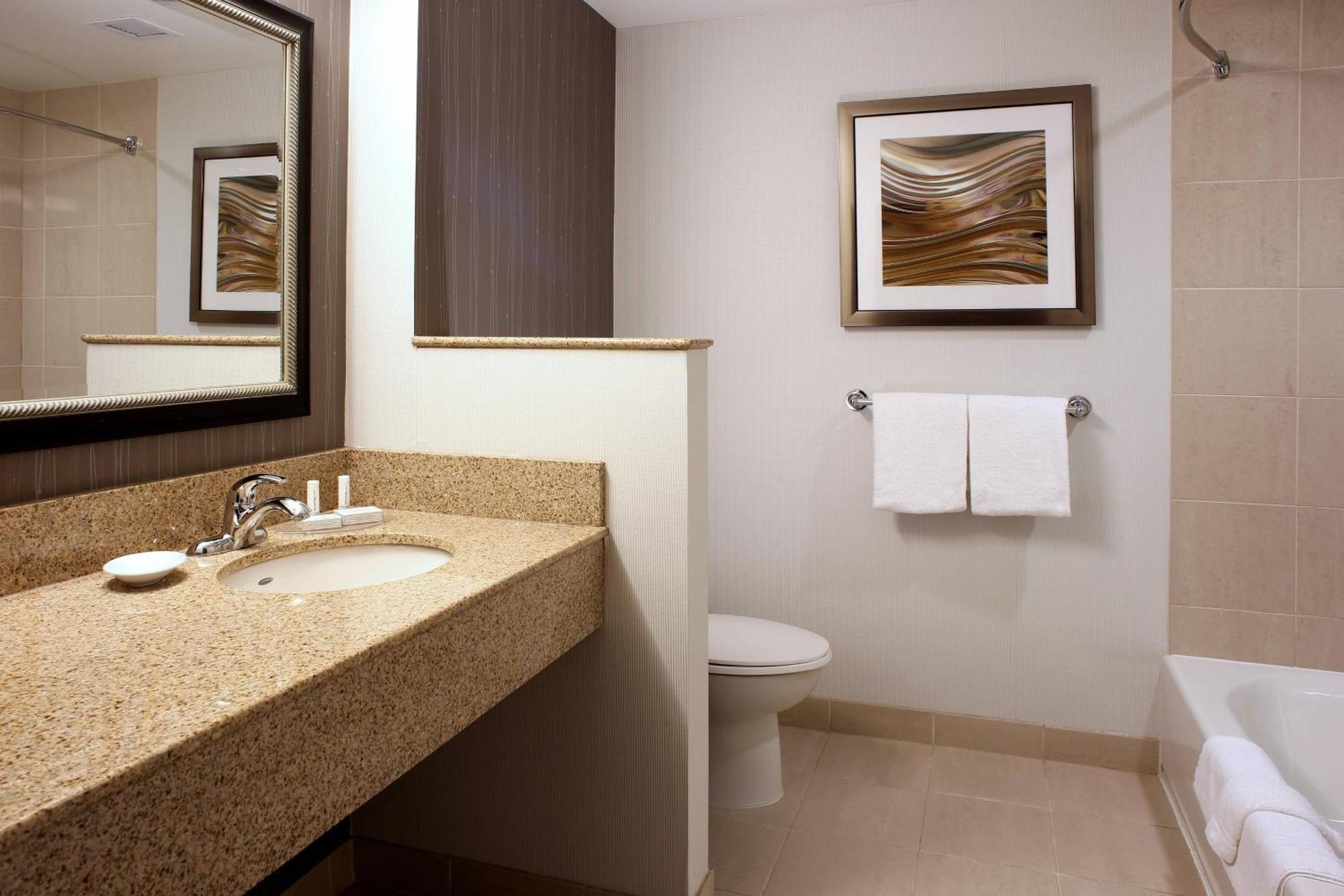 Courtyard By Marriott Hamilton Hotel Exterior photo