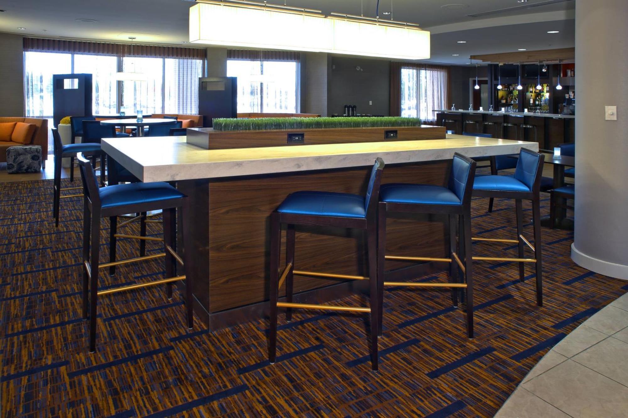 Courtyard By Marriott Hamilton Hotel Exterior photo