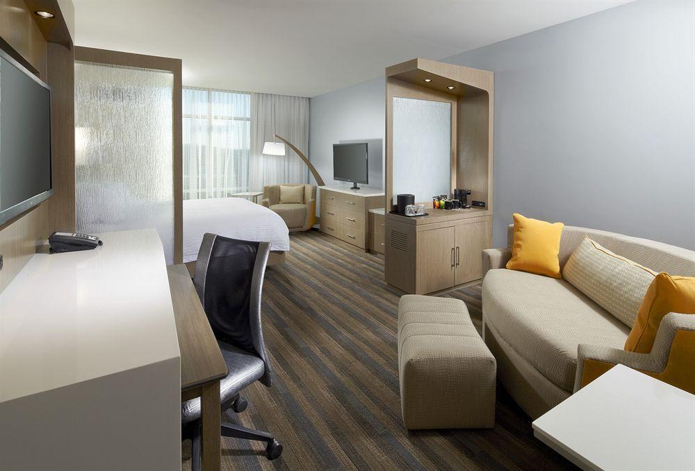 Courtyard By Marriott Hamilton Hotel Exterior photo