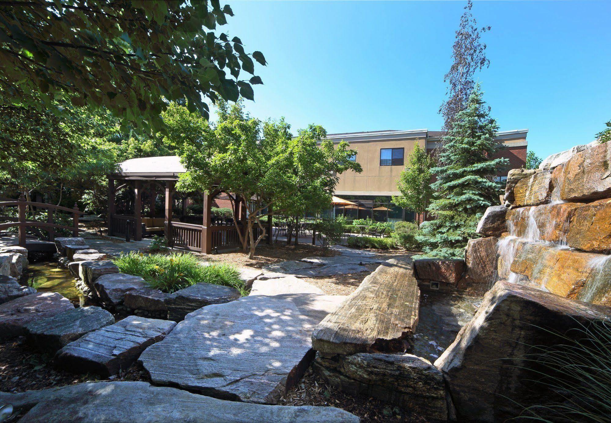 Courtyard By Marriott Hamilton Hotel Exterior photo